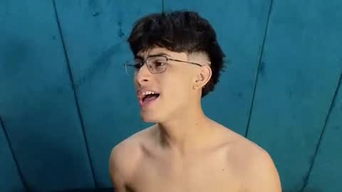 Snapshot of aaron_eze chatting on November 6, 11:37 pm Aaron Ezequiel online show from November 6, 11:37 pm