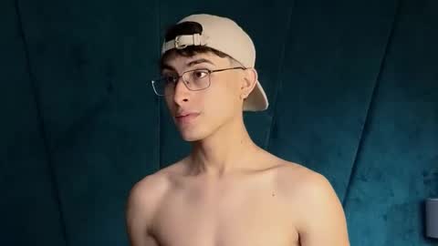 Snapshot of aaron_eze chatting on November 8, 8:18 pm Aaron Ezequiel online show from November 8, 8:18 pm