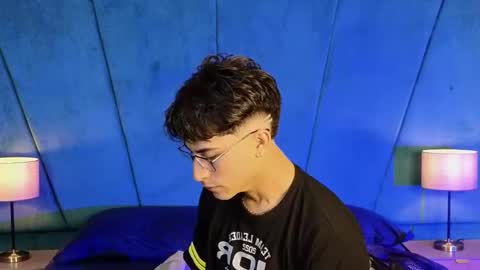 Snapshot of aaron_eze chatting on November 26, 11:17 pm Aaron Ezequiel online show from November 26, 11:17 pm