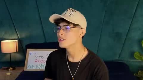 Snapshot of aaron_eze chatting on December 3, 10:41 pm Aaron Ezequiel online show from December 3, 10:41 pm