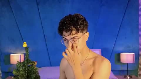 Snapshot of aaron_eze chatting on December 4, 11:57 pm Aaron Ezequiel online show from December 4, 11:57 pm