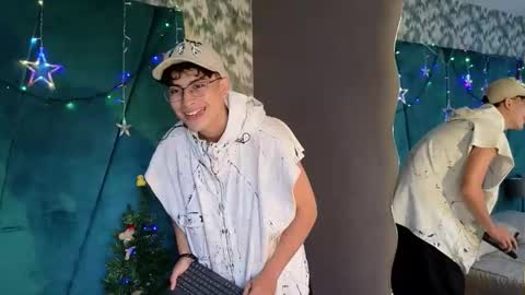 Snapshot of aaron_eze chatting on December 5, 8:38 pm Aaron Ezequiel online show from December 5, 8:38 pm