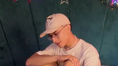 Snapshot of aaron_eze chatting on December 13, 9:53 pm Aaron Ezequiel online show from December 13, 9:53 pm