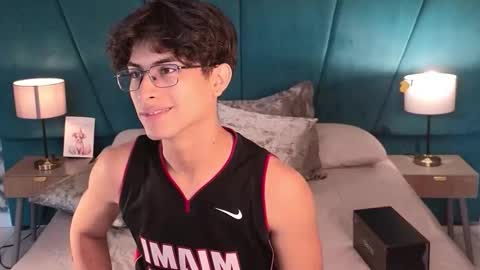 Aaron Ezequiel online show from May 16, 12:37 pm