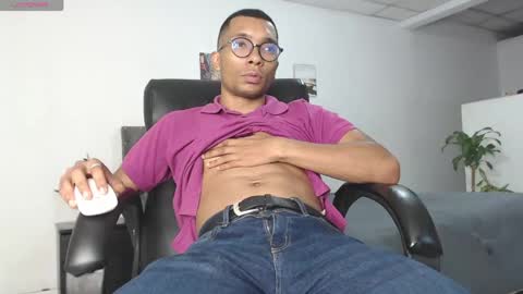 Heyy my name is Aaron online show from April 19, 11:51 pm