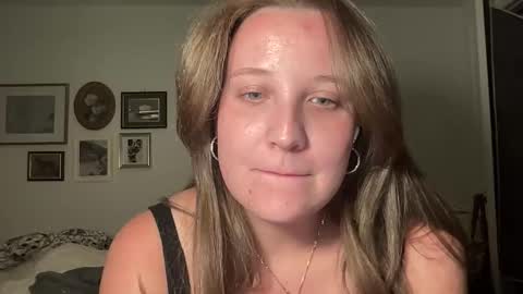 Snapshot of abbeytoocute chatting on March 24, 2:27 am abbeytoocute online show from March 24, 2:27 am
