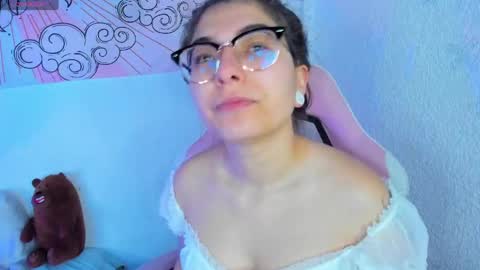 Snapshot of abbie_senjen chatting on May 1, 1:32 am April online show from May 1, 1:32 am