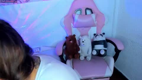 Snapshot of abbie_senjen chatting on May 2, 1:43 am April online show from May 2, 1:43 am