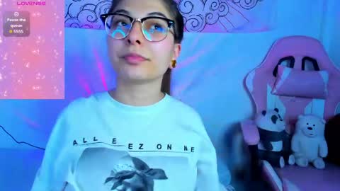 Snapshot of abbie_senjen chatting on May 18, 12:07 am April online show from May 18, 12:07 am
