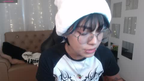 Snapshot of abbiross chatting on December 13, 7:43 pm Abbi online show from December 13, 7:43 pm