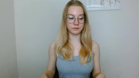 Snapshot of abbymoore__ chatting on September 23, 8:17 am Abby Lovense is active online show from September 23, 8:17 am