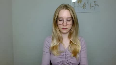 Snapshot of abbymoore__ chatting on September 27, 10:42 am Abby Lovense is active online show from September 27, 10:42 am