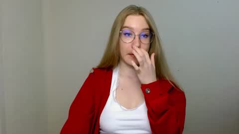 Snapshot of abbymoore__ chatting on June 13, 10:35 am Abby Lovense is active online show from June 13, 10:35 am