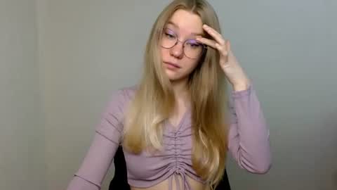 Snapshot of abbymoore__ chatting on June 18, 9:09 am Abby Lovense is active online show from June 18, 9:09 am