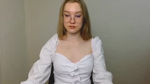 Snapshot of abbymoore__ chatting on June 20, 10:18 am Abby Lovense is active online show from June 20, 10:18 am