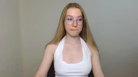 Snapshot of abbymoore__ chatting on July 5, 9:05 am Abby Lovense is active online show from July 5, 9:05 am