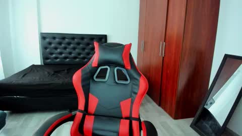 Independence model AbelAsburgo online show from April 26, 8:17 pm