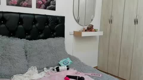 Snapshot of abigail_f00x chatting on June 20, 12:52 pm Abigail online show from June 20, 12:52 pm