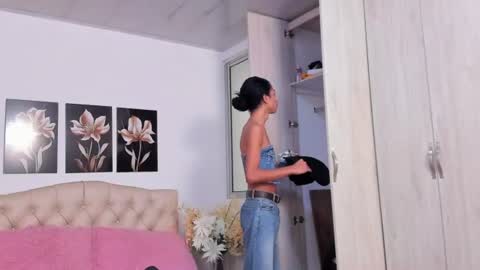 Snapshot of abigail_f00x chatting on July 12, 1:24 pm Abigail online show from July 12, 1:24 pm