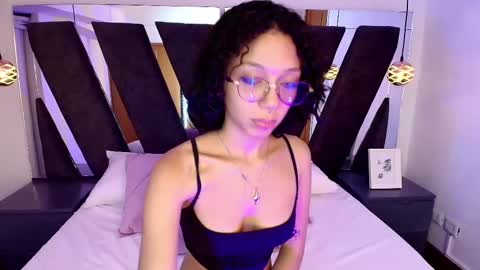 Snapshot of abril_lee__ chatting on February 10, 11:34 pm Abril online show from February 10, 11:34 pm