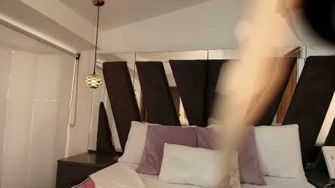 Snapshot of abril_lee__ chatting on October 18, 9:37 pm Abril online show from October 18, 9:37 pm