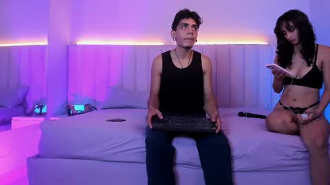Snapshot of abrilandjulian chatting on June 24, 12:15 pm Abril and Julian online show from June 24, 12:15 pm