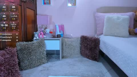 Snapshot of abrilrussell_ chatting on December 10, 1:22 am Abril online show from December 10, 1:22 am