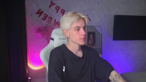 Snapshot of abslut chatting on November 5, 4:51 pm Nick online show from November 5, 4:51 pm