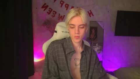 Snapshot of abslut chatting on November 8, 4:51 pm Nick online show from November 8, 4:51 pm