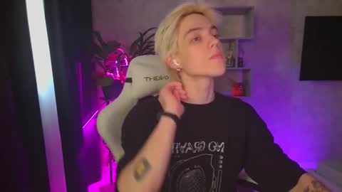 Snapshot of abslut chatting on November 17, 4:18 am Nick online show from November 17, 4:18 am