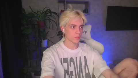 Snapshot of abslut chatting on December 4, 3:43 pm Nick online show from December 4, 3:43 pm