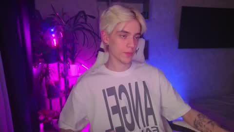 Snapshot of abslut chatting on December 5, 1:52 pm Nick online show from December 5, 1:52 pm