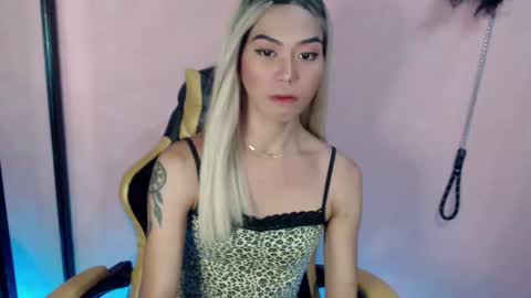 Snapshot of absolutelyselfsucker69 chatting on February 24, 6:49 am Miss Sophie online show from February 24, 6:49 am