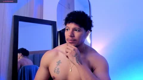 adambrocs1 online show from April 21, 3:17 pm