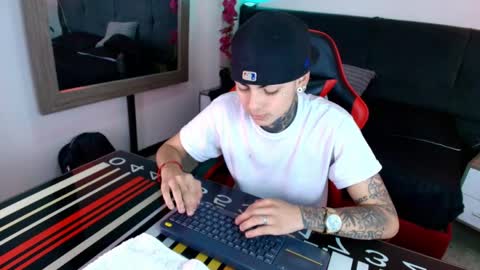 AdamsWalkerr  online show from April 25, 2:14 pm