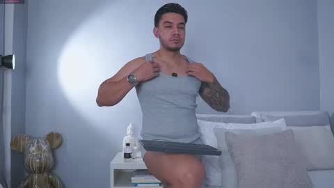 Snapshot of adan_johns chatting on May 6, 10:09 am Adan Johns online show from May 6, 10:09 am