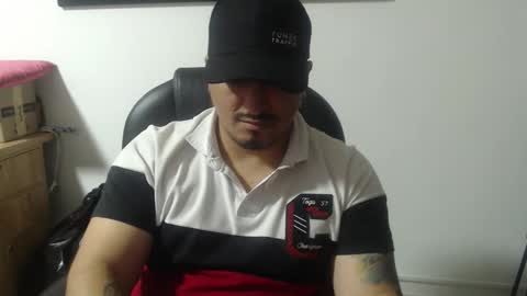 Snapshot of adan_smith_ chatting on December 15, 7:23 am online show from December 15, 7:23 am