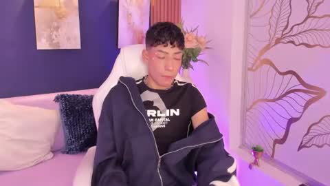 Snapshot of adann_scott chatting on June 17, 12:29 pm Adan online show from June 17, 12:29 pm