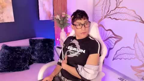 Snapshot of adann_scott chatting on June 25, 12:31 pm Adan online show from June 25, 12:31 pm