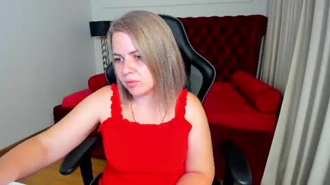 Snapshot of adeleravelle chatting on June 24, 5:28 am AdeleRavelle online show from June 24, 5:28 am