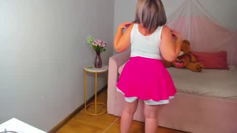 Snapshot of adeleravelle chatting on July 7, 6:47 am AdeleRavelle online show from July 7, 6:47 am