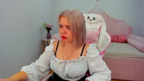 Snapshot of adeleravelle chatting on July 14, 5:01 am AdeleRavelle online show from July 14, 5:01 am