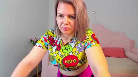 Snapshot of adeleravelle chatting on August 6, 5:31 am AdeleRavelle online show from August 6, 5:31 am