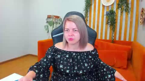 Snapshot of adeleravelle chatting on August 9, 5:12 am AdeleRavelle online show from August 9, 5:12 am