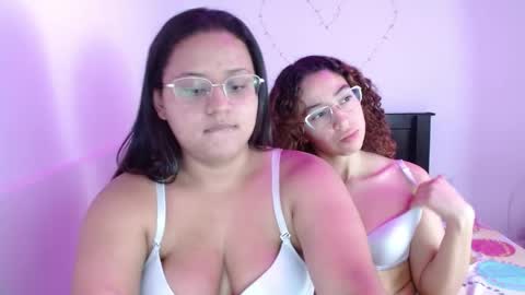 Snapshot of adeline_samy chatting on April 23, 1:40 am online show from April 23, 1:40 am