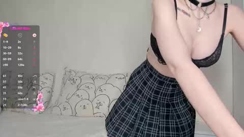 Snapshot of adelins_peach chatting on November 22, 10:47 am adelins_peach online show from November 22, 10:47 am