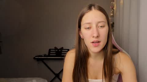 Snapshot of adellqueen chatting on December 14, 10:39 pm Adell online show from December 14, 10:39 pm