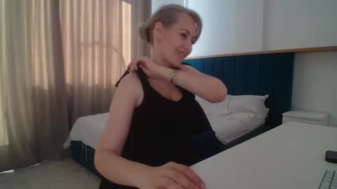 Snapshot of adellynrose chatting on June 19, 3:27 pm Adellyn online show from June 19, 3:27 pm