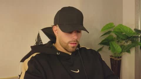 Snapshot of ades_lowe chatting on November 29, 11:35 am Ades online show from November 29, 11:35 am