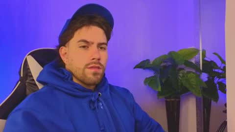 Snapshot of ades_lowe chatting on December 22, 11:18 am Ades online show from December 22, 11:18 am